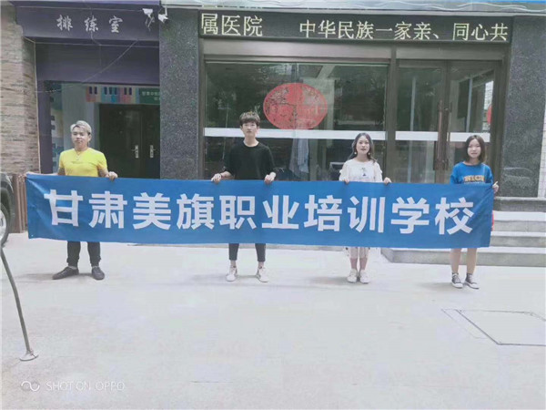 美旗学院—走进“嘉峪关东路社区”为老人公益剪发