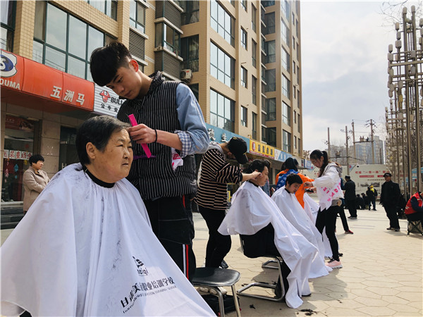 兰州美发学校—甘肃美旗爱心美发师走进亚太社区