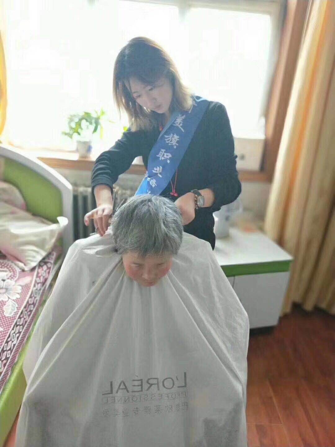 	甘肃美旗职业培训学校走进“兰州市新阳光老年公寓”为老人公益剪发