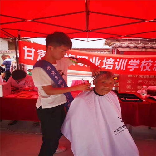 为老人公益剪发献爱心