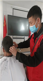 美发学生外出剪发活动