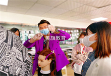 美发学生色彩课堂