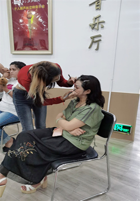 学习化妆需要理由嘛？