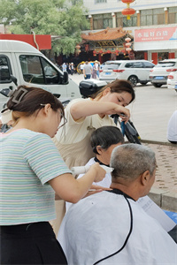美发学员外出公益剪发实践